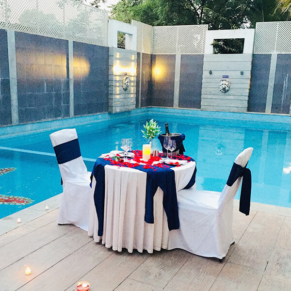 Momentous Poolside Dining