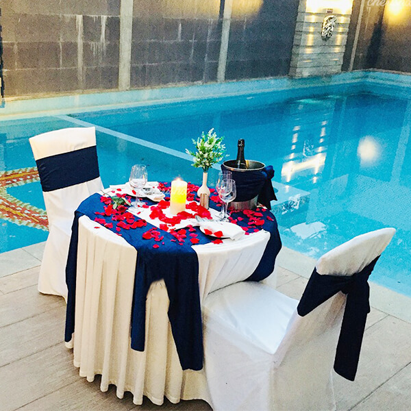 Momentous Poolside Dining