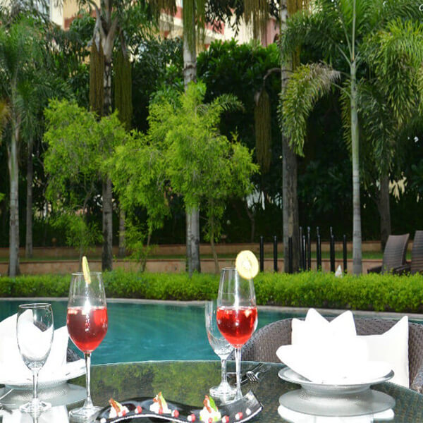 Lavish Pooolside Dining at Le Méridien