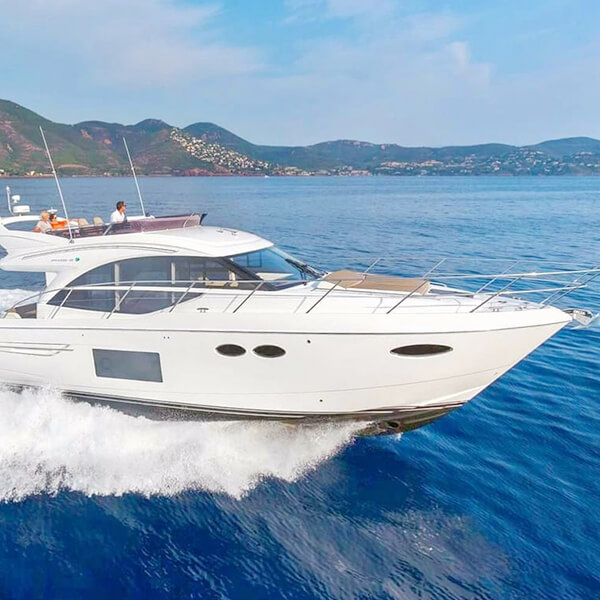 Luxurious Yatch Cruise (F&B Included)