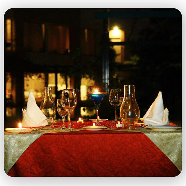 outdoor candle light dinner Fortune Select Trinity